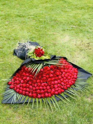 Adana 101 gül kız isteme buketi, sap kısmı ekstra güllerle süslenmiş devasa kırmızı gül buketi.