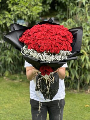 Adana yuvarlak form 101 gül buketi, önü beyaz cipso süslemeli ve sapı çiçekli kız isteme çiçeği.