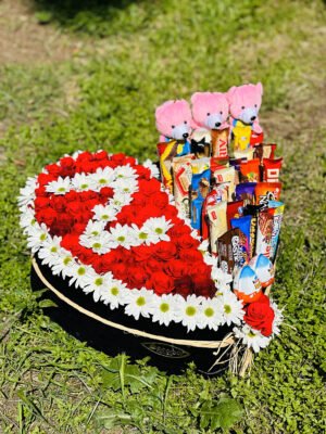 Adana kalpli kutuda çiçek ve çikolata, yarısı güllerle harf yazılı yarısı Kinder Çokomel Albeni dolu hediye.