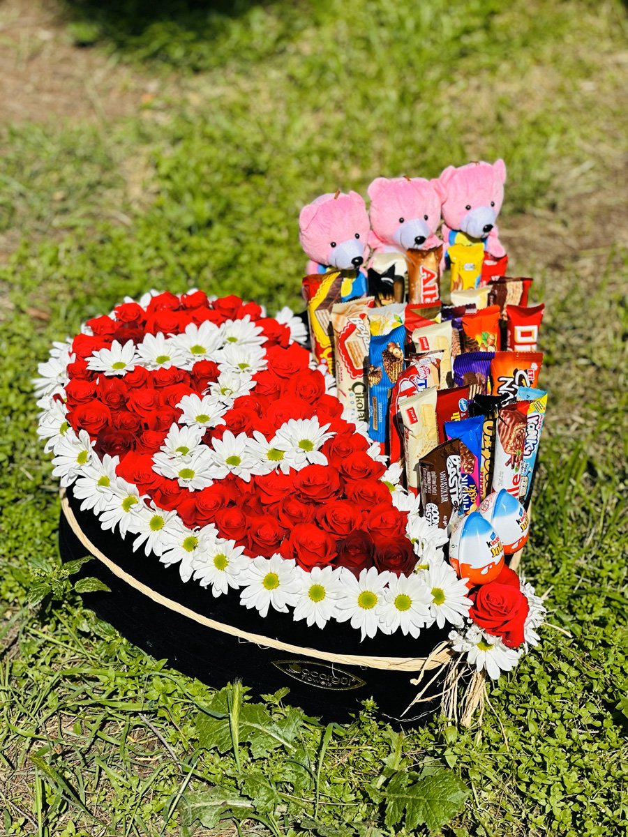 Adana kalpli kutuda çiçek ve çikolata, yarısı güllerle harf yazılı yarısı Kinder Çokomel Albeni dolu hediye.