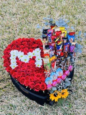 Adana kalpli kutuda çiçek ve çikolata, yarısı güllerle harf yazılı yarısı Kinder çikolatalarla dolu hediye.