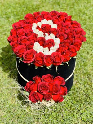 Adana yuvarlak kutuda harfli kırmızı güller, beyaz güllerle harf yazılı ve kutu önü süslemeli çiçek.