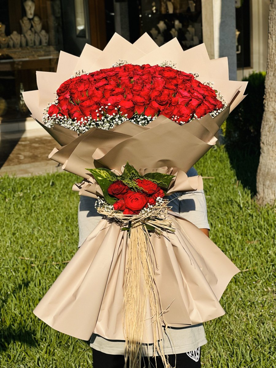 Adana 101 gül buketi, kraft kağıda sarılı cipsofilya süslemeli kız isteme çiçeği.