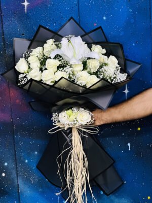 Adana 21 beyaz gül buketi, ortası beyaz lilyum ve cipso süslemeli önü güllü tasarım.