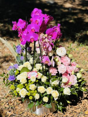 Adana dolgun mor orkide aranjmanı, dip kısmı pembe mor beyaz güllerle süslü tasarım çiçek.