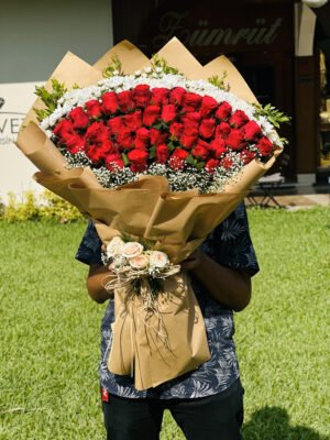 Adana 41 gül buketi, üst kısmı yoğun beyaz papatyalarla süslü kız isteme ve söz çiçeği.