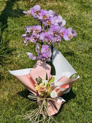 Adana alacalı benekli orkide, ön kısmı karışık çiçek buketli ve premium kağıt sarımlı tasarım