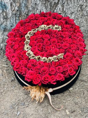 Adana altın harfli gül kutusu, kırmızı güller içinde altın renkli güllerle baş harf yazılı premium aranjman.