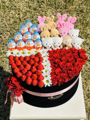 Adana siyah kutuda 4 bölmeli hediye; kırmızı gül, taze çilek, kinder sürpriz ve oyuncak ayı içeren papatya çerçeveli tasarım.