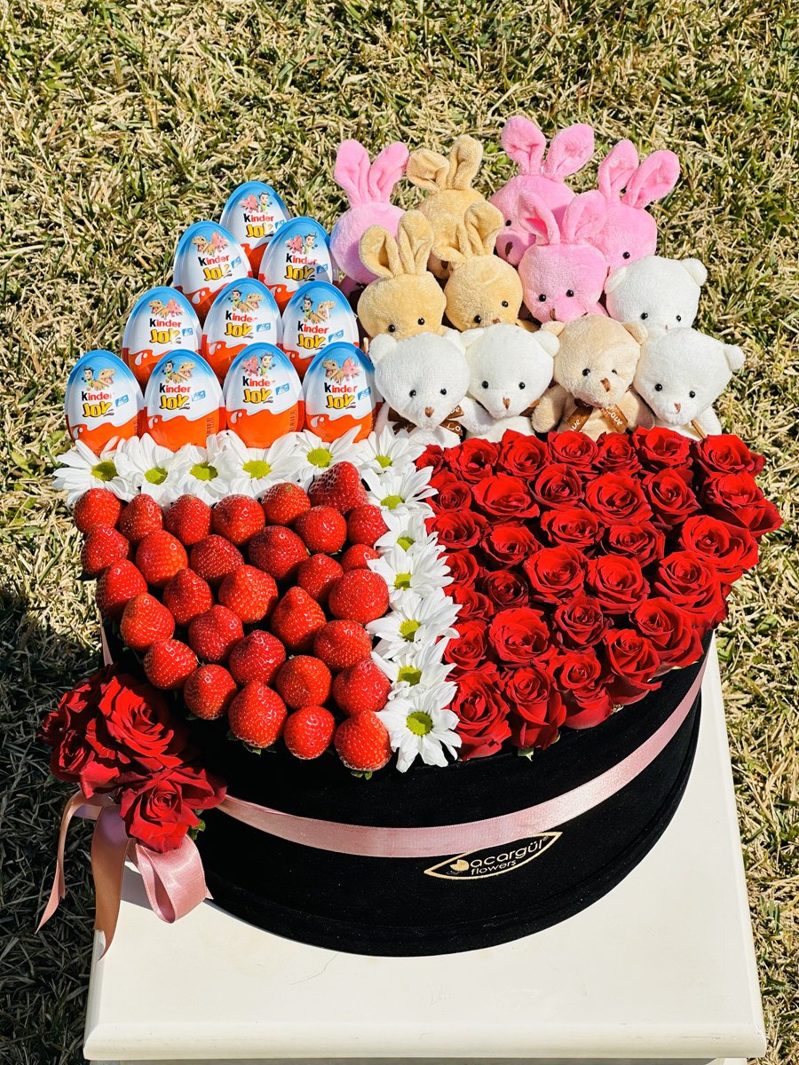 Adana siyah kutuda 4 bölmeli hediye; kırmızı gül, taze çilek, kinder sürpriz ve oyuncak ayı içeren papatya çerçeveli tasarım.