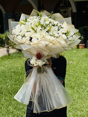 Adana beyaz çiçek buketi, casablanca lilyum beyaz gül ve papatya aranjmanı flu paket.
