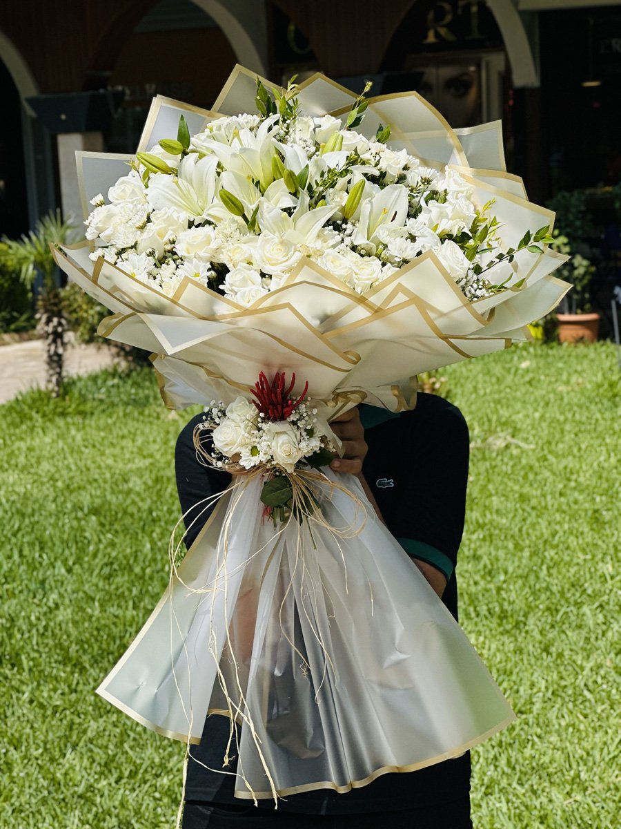 Adana beyaz çiçek buketi, casablanca lilyum beyaz gül ve papatya aranjmanı flu paket.