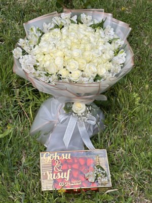 Adana kız isteme seti, beyaz gül buketi ve içi çikolata dolu isimli cam sandık.