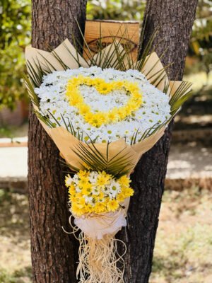 Adana kalpli papatya buketi, beyaz papatyalar ortasında sarı papatyadan kalp şekli.