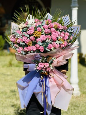 Adana pembe gül buketi, arası beyaz cipso ve renkli minik çiçeklerle süslü büyük boy aranjman.