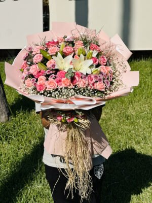 Adana pembe gül ve beyaz lilyum buketi, ortası kokulu zambak olan büyük boy çiçek.