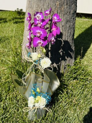 Adana mor orkide tasarımı, beyaz gül ve mavi cipso ile süslenmiş flu kağıtlı çiçek.