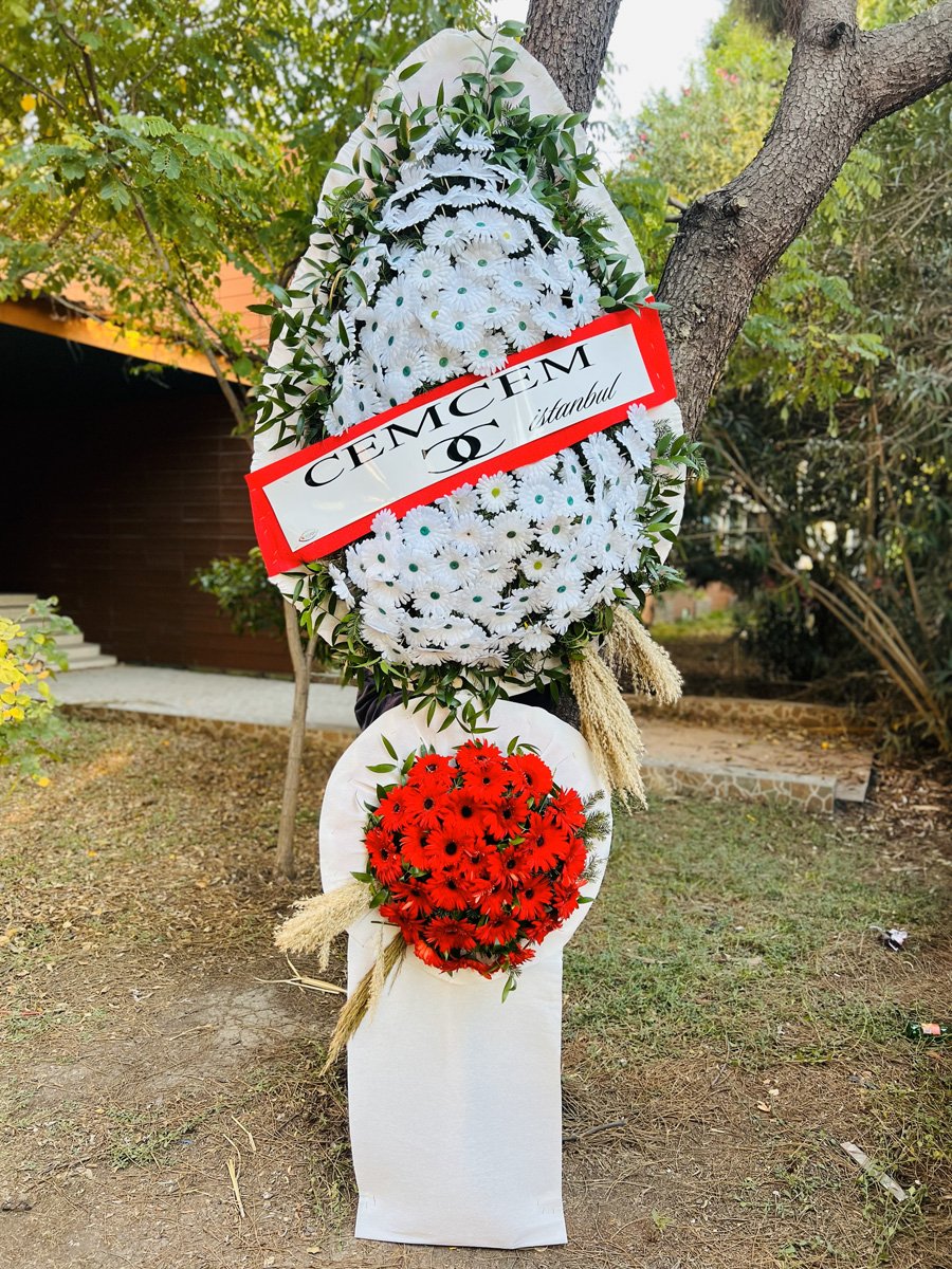 Adana çift katlı açılış çelengi, üstü beyaz altı kırmızı çiçekli düğün ve tebrik çelengi.