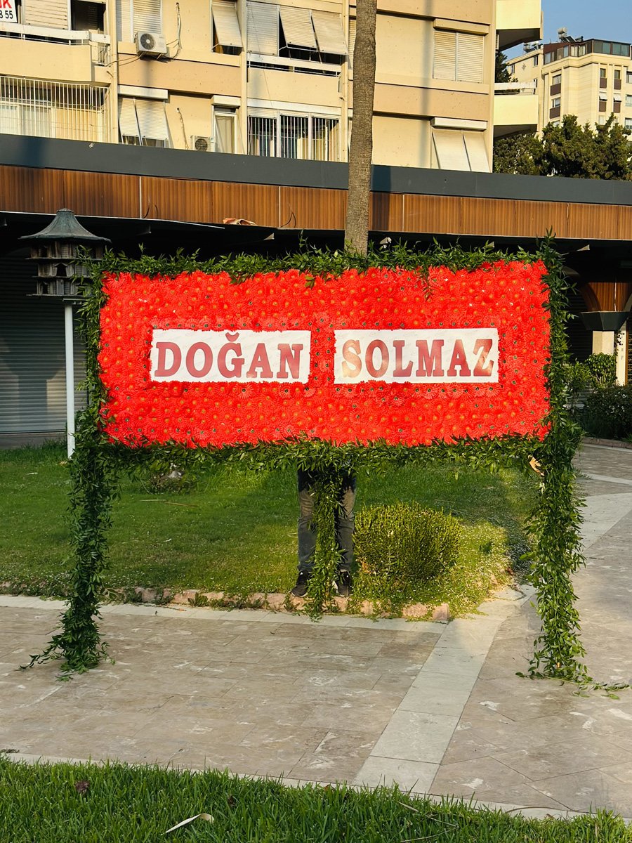 Adana yapay gül panosu, kırmızı yapay güllerden çiçek duvarı ve isim yazılı kalıcı dekor.