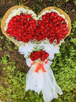 Adana kalp şeklinde 101 gül, beyaz tül ile sarılmış papatya ve cipso süslemeli kız isteme buketi.