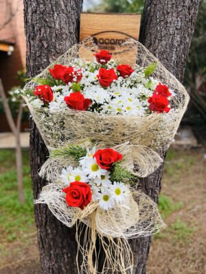 Adana karışık çiçek buketi, abaka kağıda sarılı 10 kırmızı gül ve beyaz papatyalar.