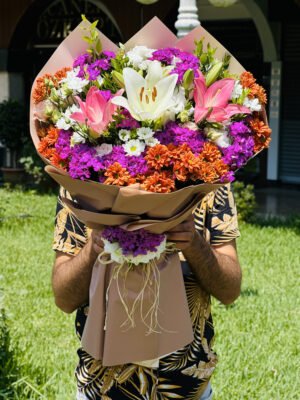 Adana lila beyaz lilyum buketi, etrafı turuncu ve mor çiçeklerle süslü canlı tasarım.