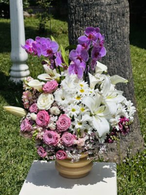 Adana lüks mor orkide aranjmanı, seramik saksıda beyaz lilyum pembe gül ve büyük papatyalar.