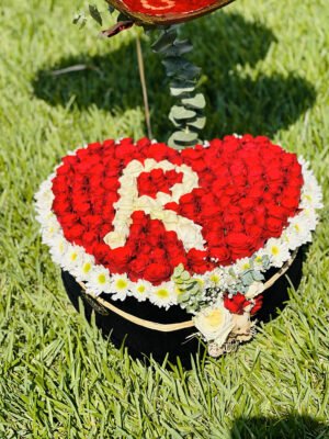 Adana kalp kutu çiçek, kenarı papatya süslemeli kırmızı güller ve beyaz gül harfli tasarım.