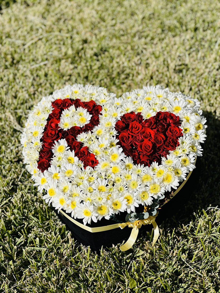 Adana papatya ve gül kutusu, beyaz papatyalar içine kırmızı gül ile baş harf ve kalp yapılmış hediye.