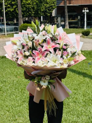 Adana pembe beyaz lilyum buketi, çift renkli kokulu zambak ve uyumlu çiçekler aranjmanı.