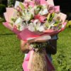 Adana lilyum buketi siparişi, pembe beyaz kazablanka ve önü çiçek süslemeli özel paket.