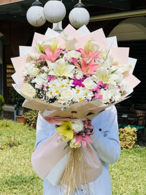Adana lilyum ve gül buketi, pembe beyaz karışık çiçekler ve sapı süslemeli özel tasarım.