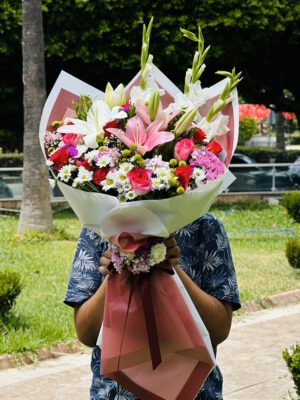 Adana karışık çiçek buketi, pembe lilyum kırmızı gül ve papatya aranjmanı.