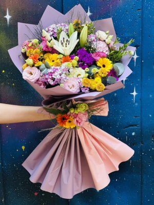 Adana karışık renkli çiçek buketi, sarı pembe turuncu lila beyaz çiçekler ve lilyum aranjmanı.