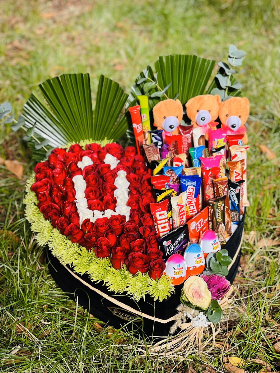 Adana siyah kalp kutu çiçek çikolata, kırmızı güller içinde beyaz gül ile harf yazılı ve çikolata dolu hediye.