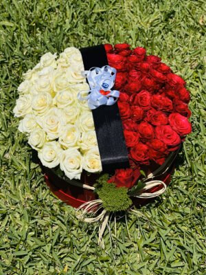 Adana yuvarlak kutu gül, yarısı kırmızı yarısı beyaz güllerle hazırlanmış şık aranjman.