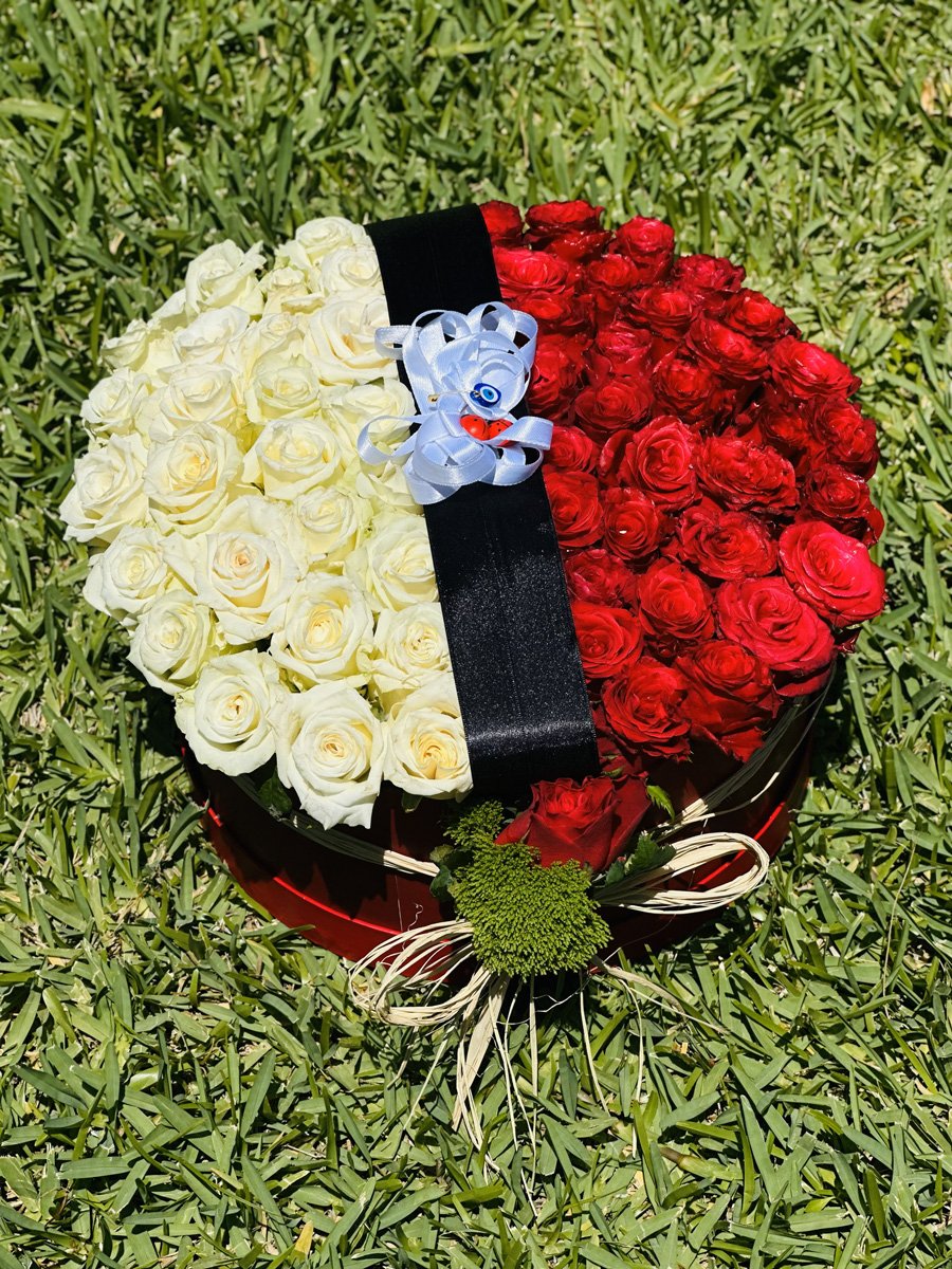 Adana yuvarlak kutu gül, yarısı kırmızı yarısı beyaz güllerle hazırlanmış şık aranjman.