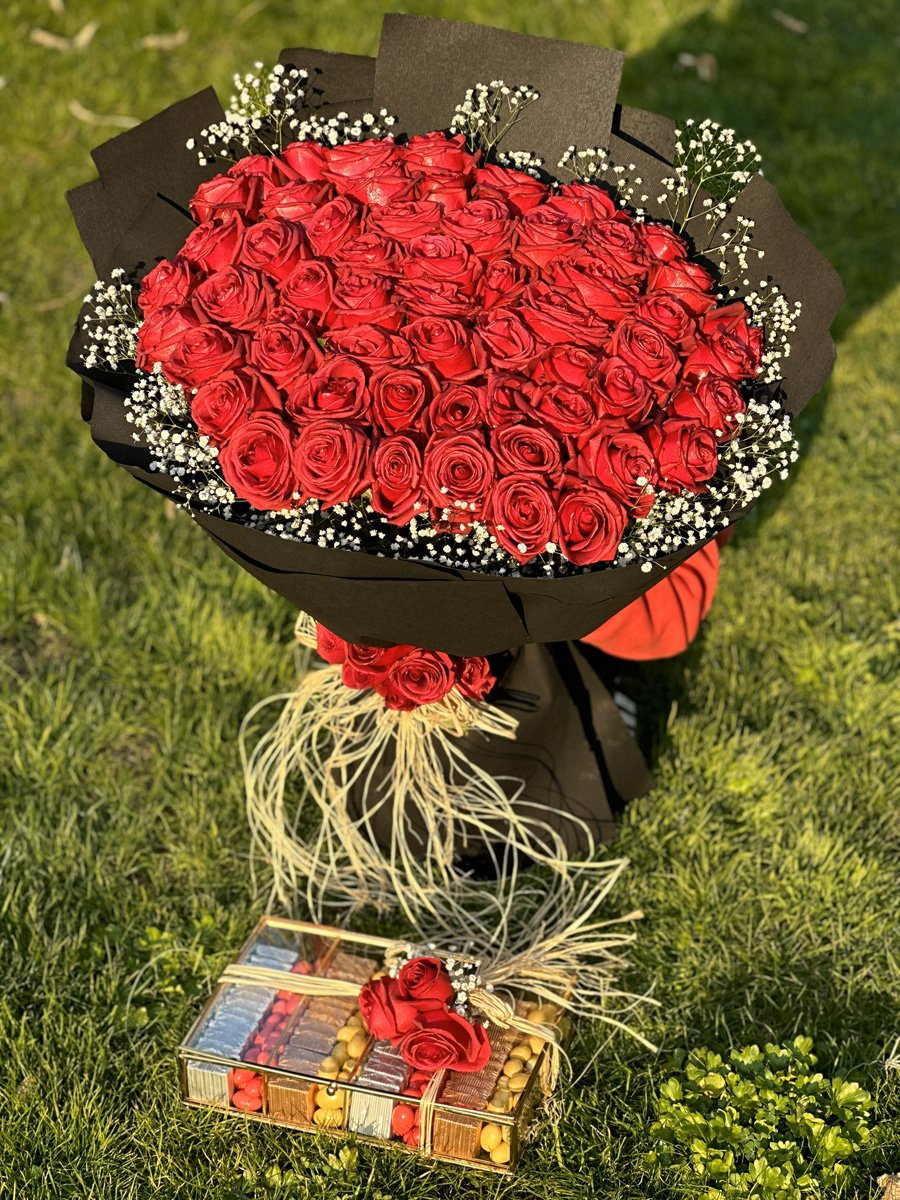Adana 101 gül kız isteme çiçeği, devasa gül buketi ve premium çikolata dolu lüks gondol seti.