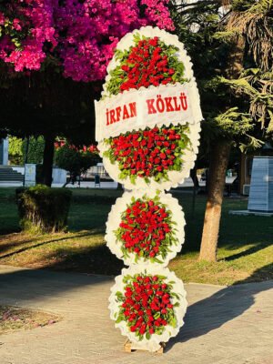 Adana 3 katlı çelenk, canlı taze güllerle hazırlanan dev boy açılış ve düğün çelengi.