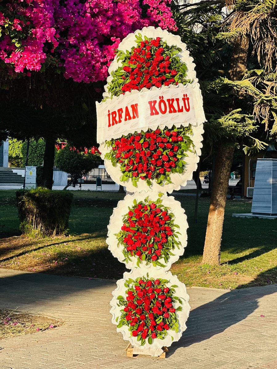 Adana 3 katlı çelenk, canlı taze güllerle hazırlanan dev boy açılış ve düğün çelengi.