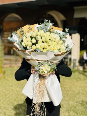 Adana 51 beyaz gül buketi, kucak dolusu premium beyaz güllerle hazırlanan dev aranjman.