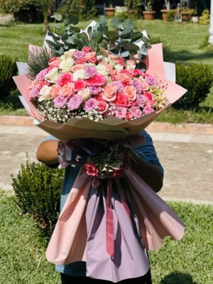 Adana pastel gül buketi, beyaz pembe ve lila renkli güllerle hazırlanan lüks tasarım.