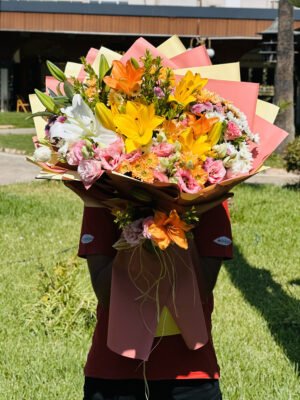 Adana turuncu beyaz lilyum buketi, aralarında taze gül ve papatyalar bulunan karışık tasarım aranjman.