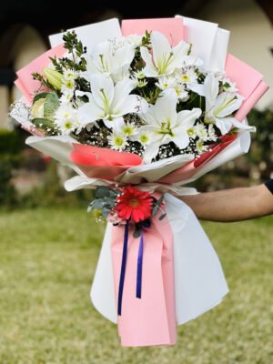 Adana kokulu casablanca buketi, pembe beyaz kağıda sarılı lilyum ve karışık beyaz çiçek aranjmanı.