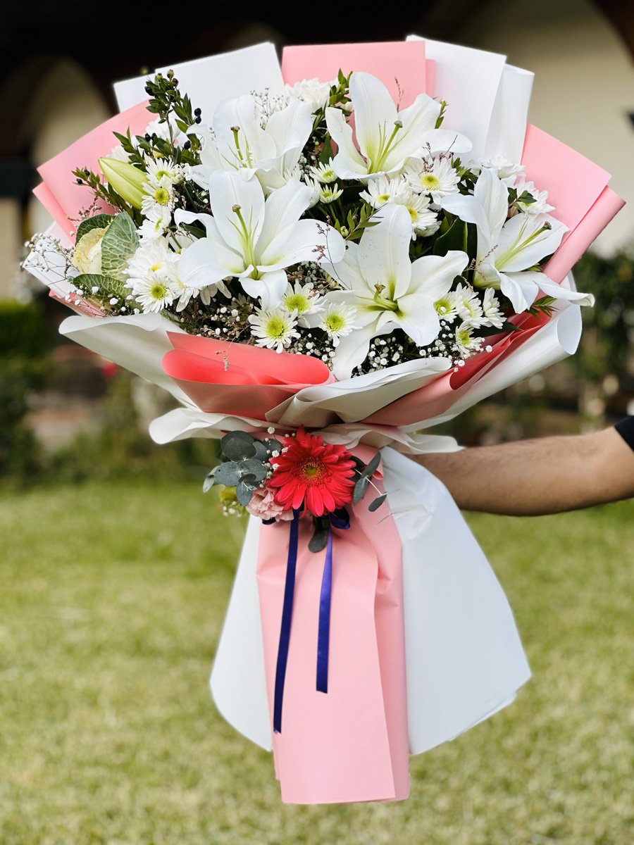 Adana kokulu casablanca buketi, pembe beyaz kağıda sarılı lilyum ve karışık beyaz çiçek aranjmanı.