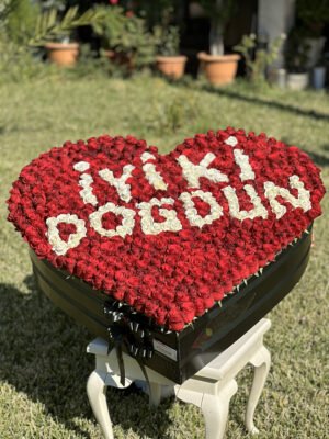 Adana kişiye özel yazılı çiçek, siyah dev kalp kutuda kırmızı güller üzerine beyaz güllerle istenilen mesajın yazıldığı aranjman.