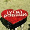 Adana kişiye özel yazılı çiçek, siyah dev kalp kutuda kırmızı güller üzerine beyaz güllerle istenilen mesajın yazıldığı aranjman.