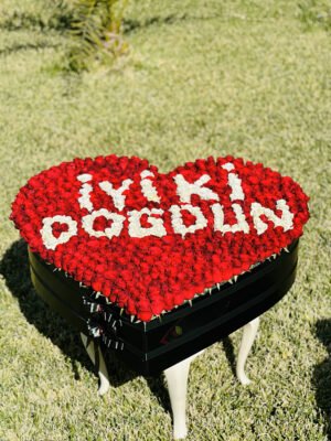 Adana kişiye özel yazılı çiçek, siyah dev kalp kutuda kırmızı güller üzerine beyaz güllerle istenilen mesajın yazıldığı aranjman.