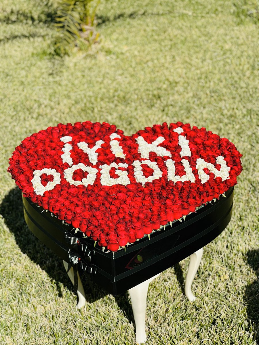 Adana kişiye özel yazılı çiçek, siyah dev kalp kutuda kırmızı güller üzerine beyaz güllerle istenilen mesajın yazıldığı aranjman.