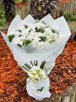 Adana karbeyazı buket, tamamen beyaz güller, papatyalar ve mevsim çiçekleriyle hazırlanan aranjman.